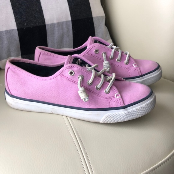 Lilac colored Sperry shoes. Perfect for spring 💜 - Picture 2 of 6
